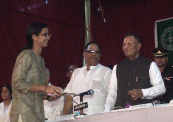 Dr-Priyangini-Singh-Patel-Awareded-by-Governor-UniversityGOLD-Medal-Award